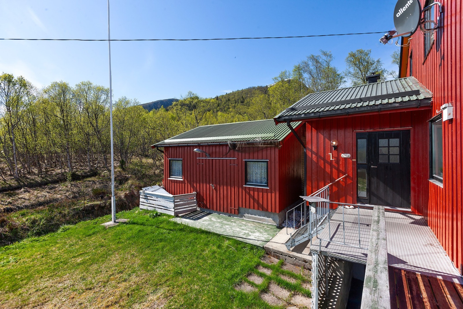 Praktisk utebod med gode oppbevaringsmuligheter for hageutstyr, sykler og fritidsutstyr. Uteboden er oppført ca. 1980. Galleribilde