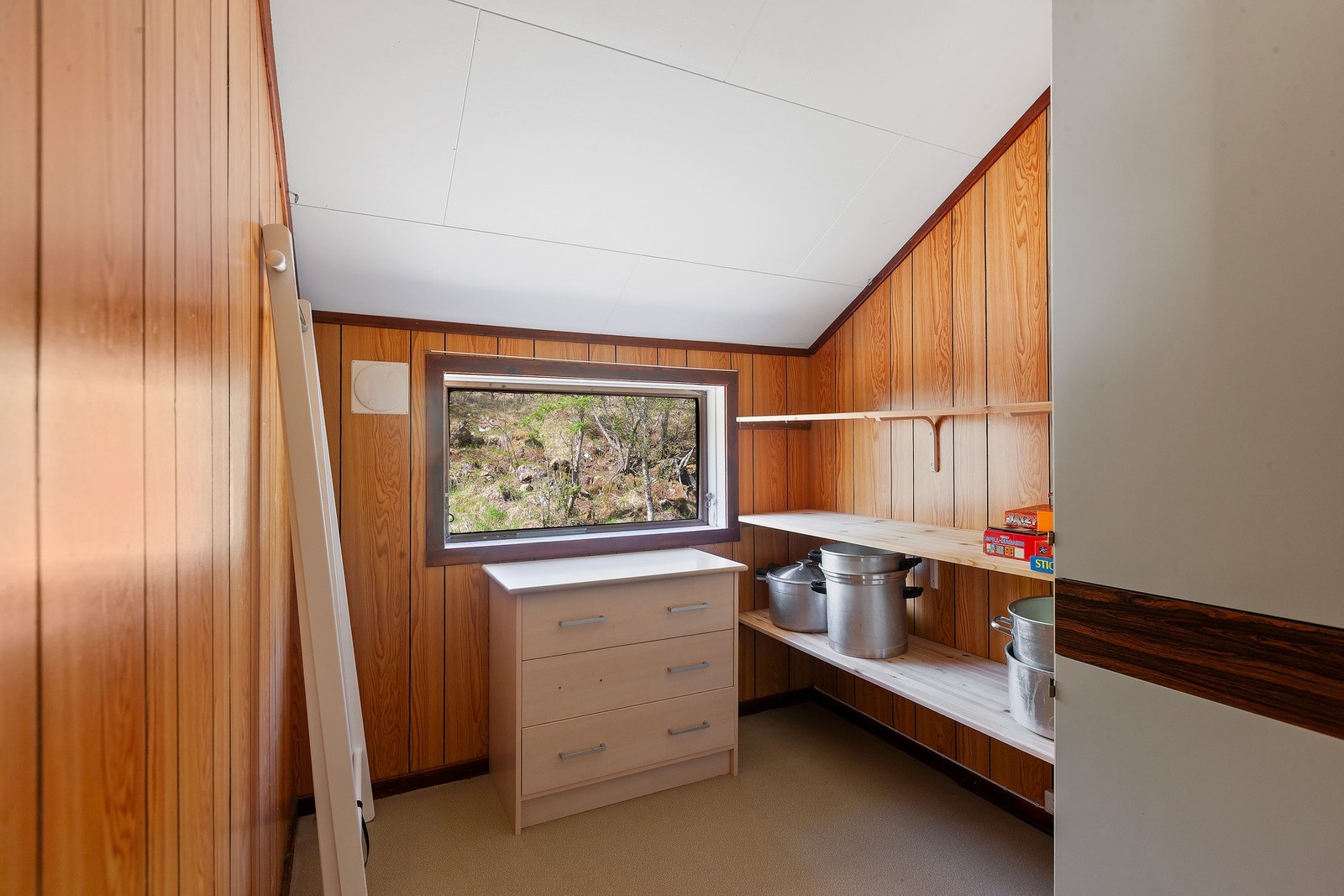 Bod på loft. Galleribilde