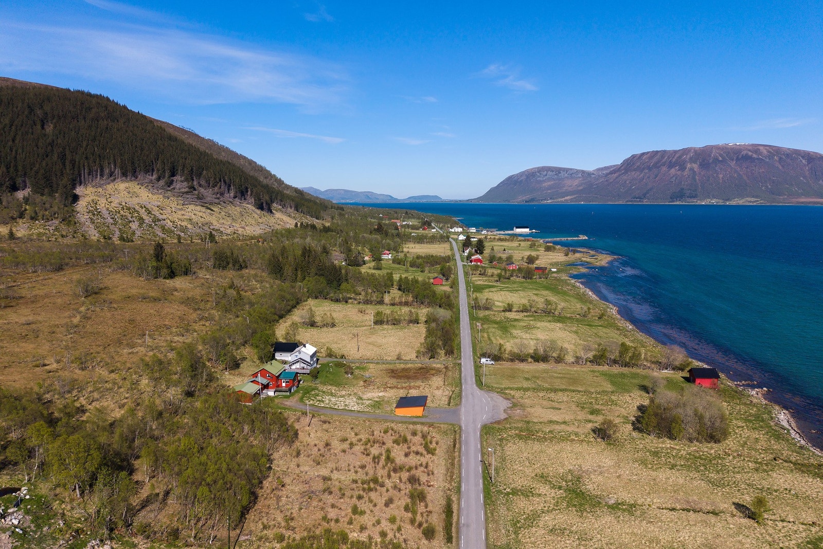 Ca. 70 km til kommunesenteret Andenes hvor det bl.a. er div. forretnings- og servicetilbud samt kommunikasjoner med buss, ferge og fly. Galleribilde