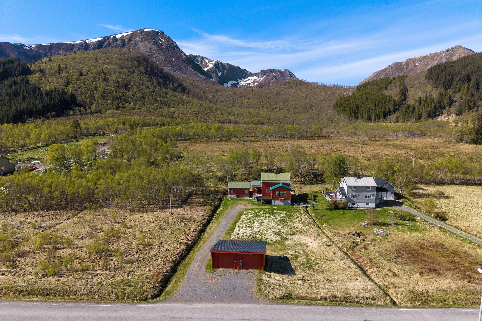 Totalt utgjør eiendommen ca. 8,5 dekar fordelt på tre parseller. Den bebygde parsellen ligger på oversiden av fylkesveien og har en flott utsikt mot havet og det åpne fjellandskapet. Galleribilde