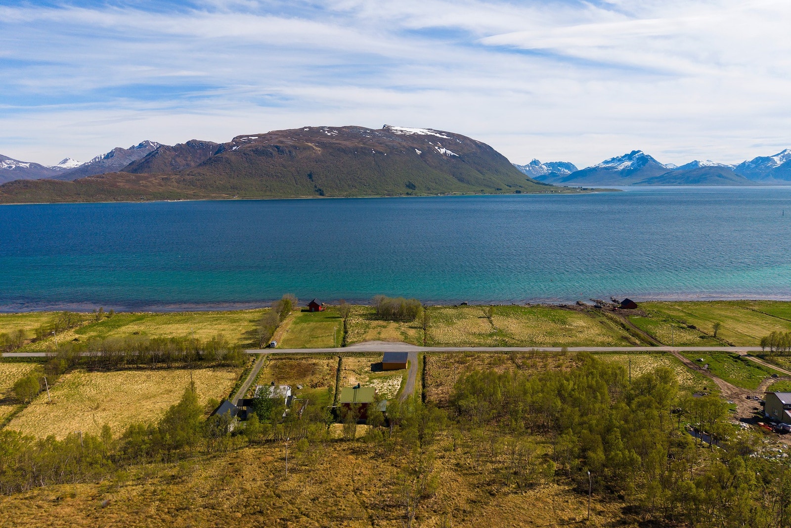 Eiendommen er omkranset av storslått nordnorsk natur med fjell, åpent landskap og nærhet til havet. Galleribilde