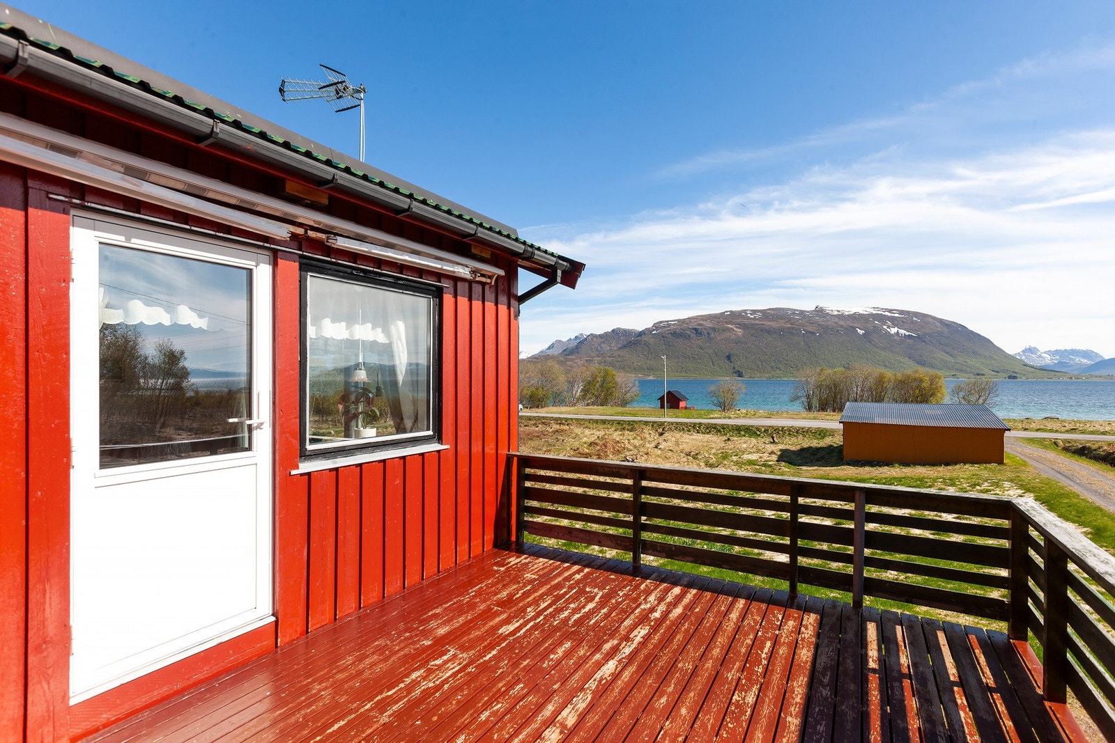 Her kan man nyte utsikten og lyse sommerdager i nord, i rolige og naturskjønne omgivelser. Galleribilde