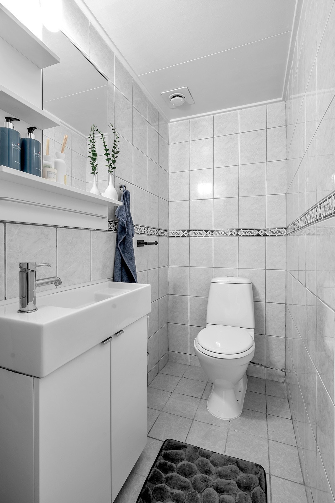 Separat toalettrom vegg i vegg med badet. Også her med nyere servant. Galleribilde