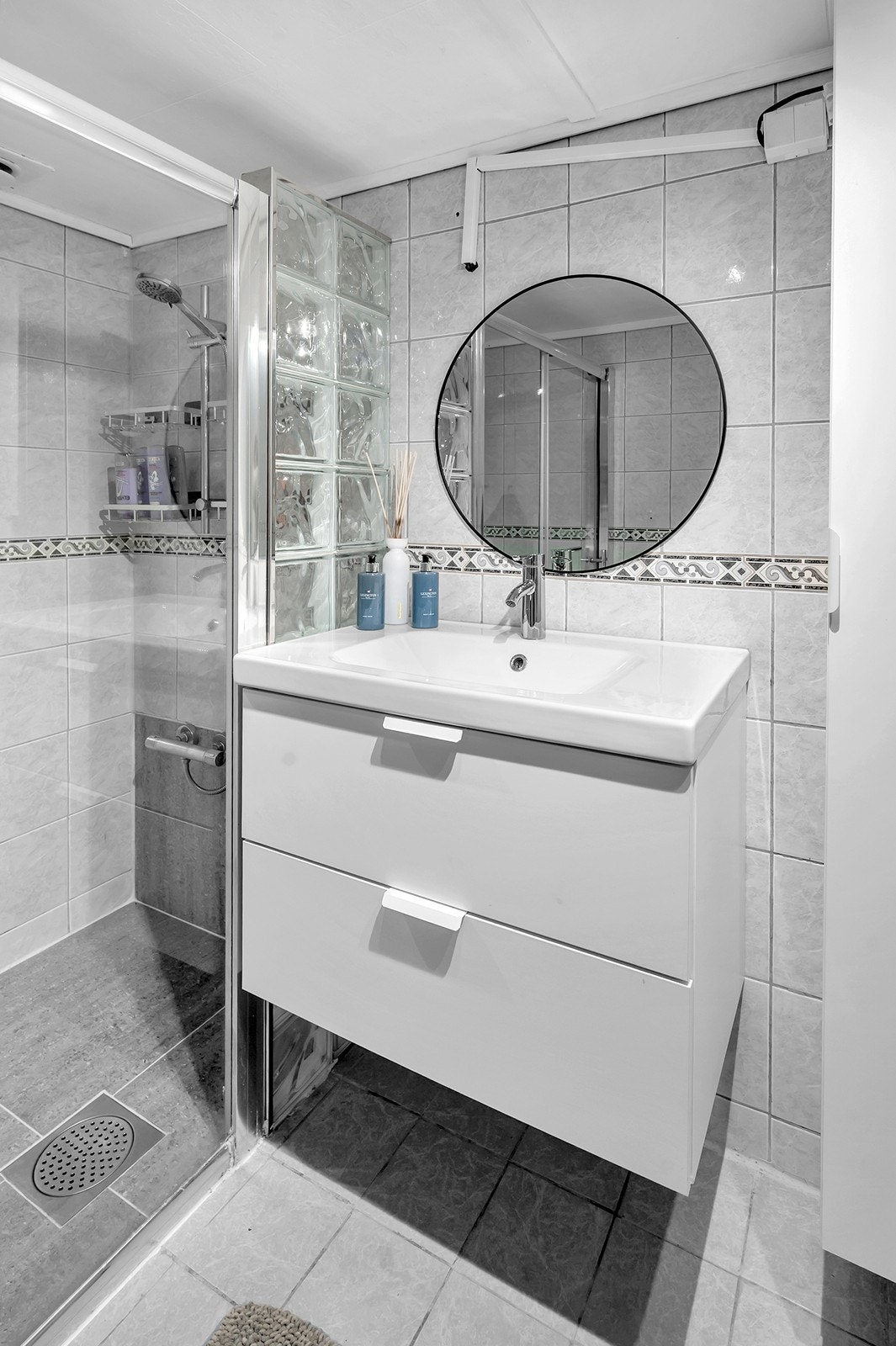Badet er flislagt i gulv og vegger. Galleribilde