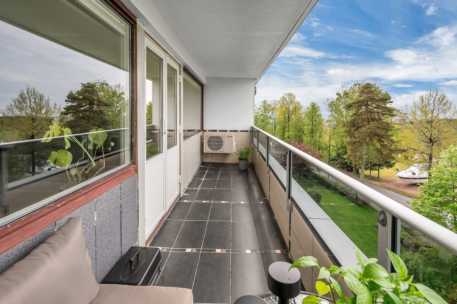 Leiligheten har to balkonger, en på hver side - her med utsikt mot vest og sol til langt på kveld. Galleribilde