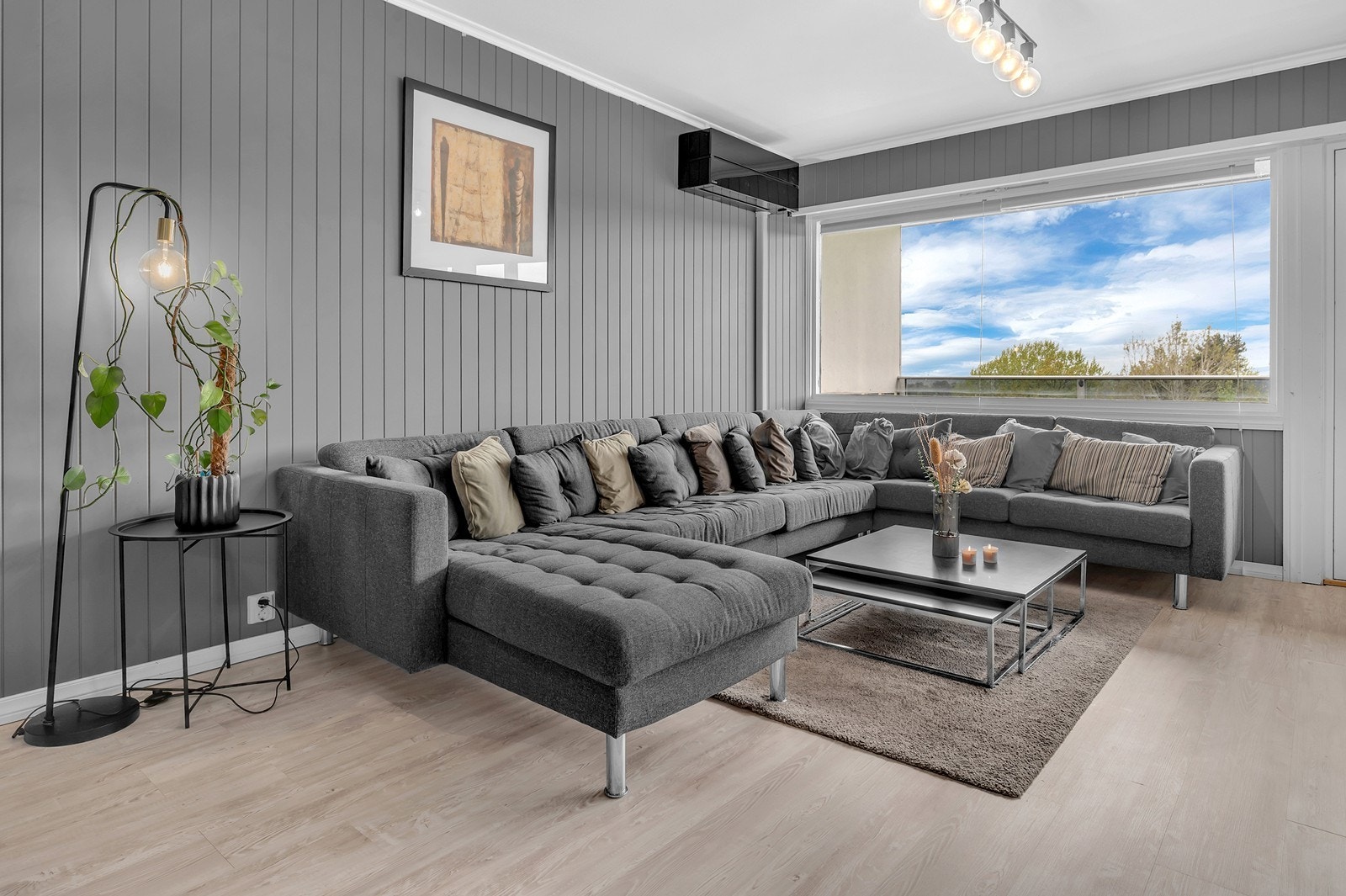 Legg merke til de store vindusflatene som gir rikelig med naturlig lysinnslipp. Galleribilde