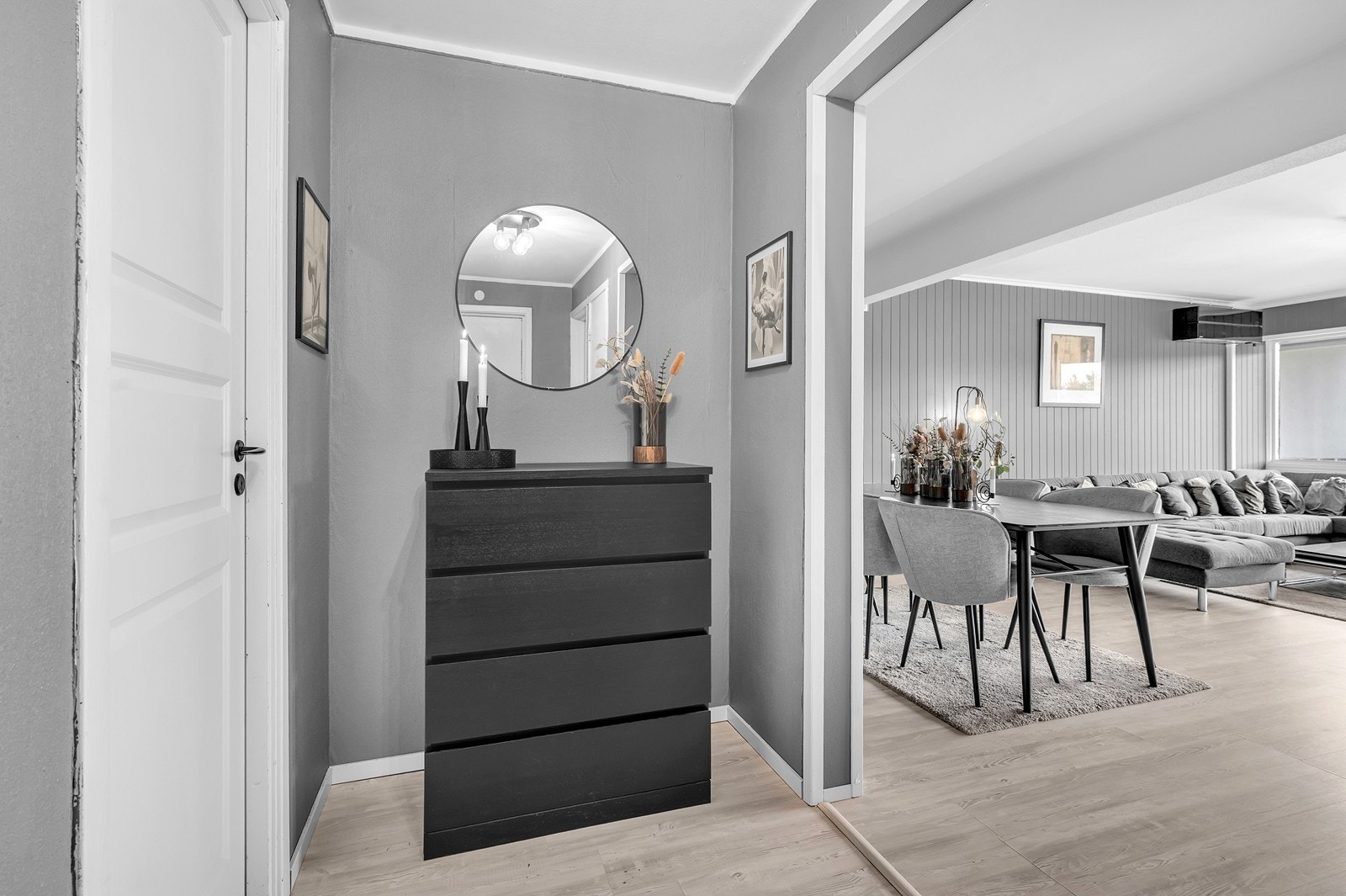 Fra gangen går vi inn til den store stuen. Galleribilde