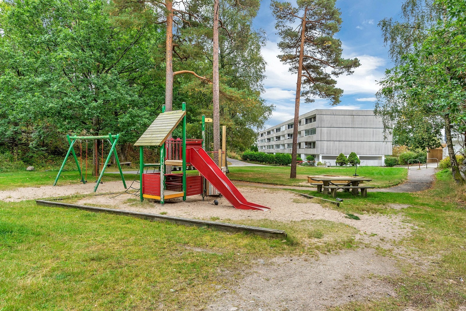 Nærområde med lekeplass og fine turstier. Galleribilde