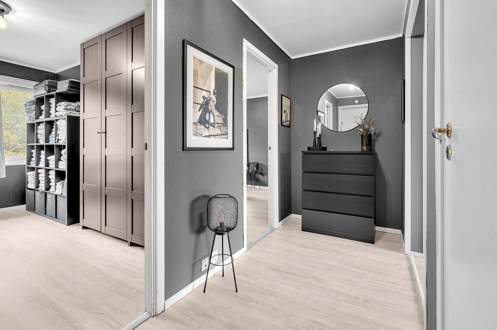 Velkommen inn! Gulv i alle rom er nyere 1-stvas laminat gulv og leiligheten er malt i behagelige dempende farger. Galleribilde