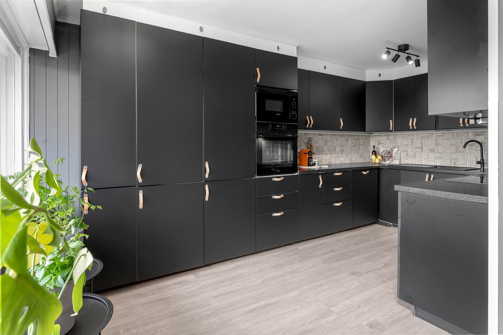 Her er vegg mot stuen fjernet noe for en mer åpen løsning. Kjøkkenet er fra IKEA. Galleribilde