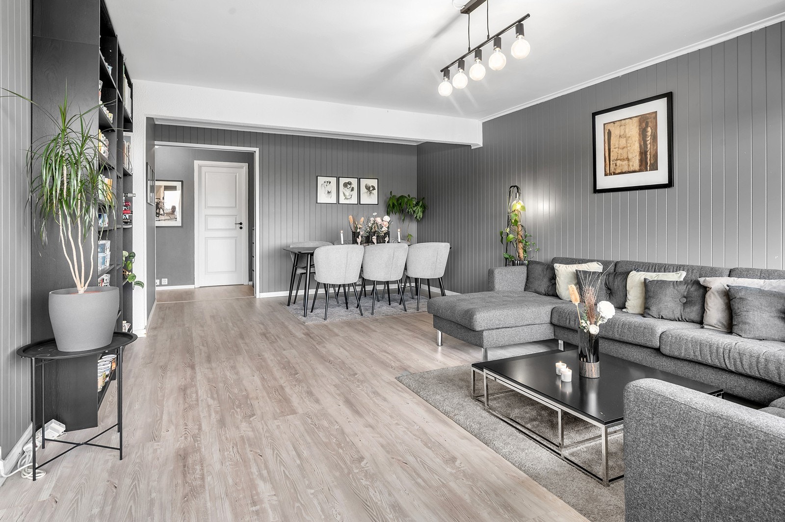 Meget god plass for både sofa- og spisegruppe. Eier har i sin eiertid lagt nye veggpanel i stuen. Galleribilde