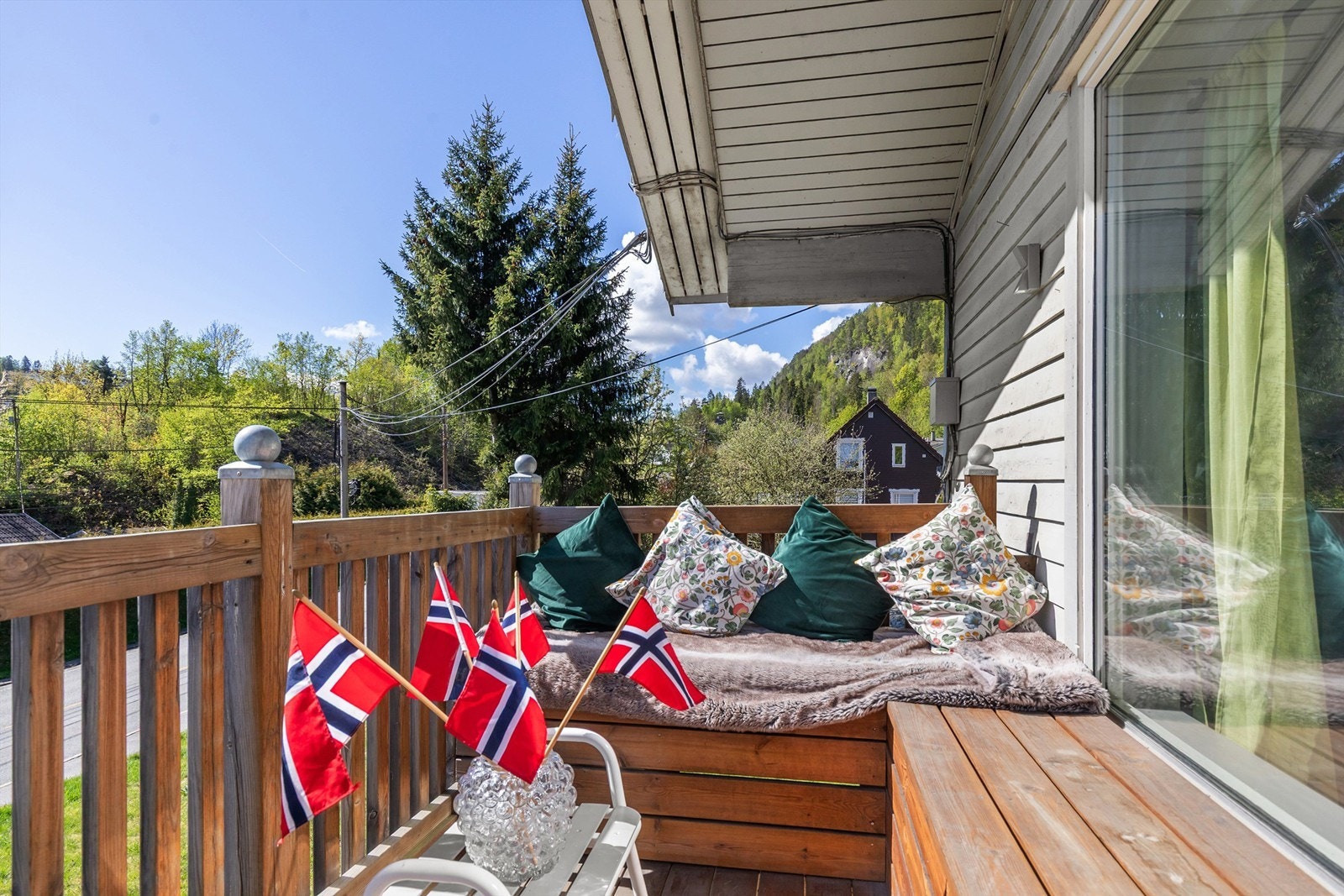 Verandaen har god plass til en sittegruppe. Galleribilde