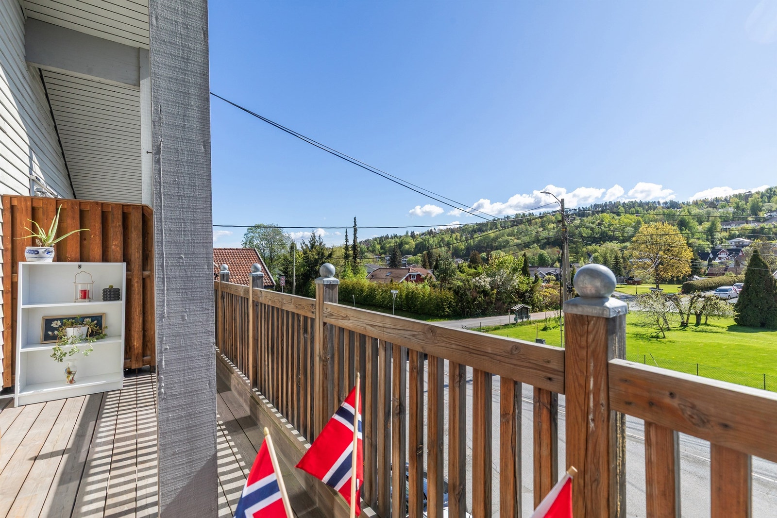Fra verandaen er det utsikt over nærområdet. Galleribilde