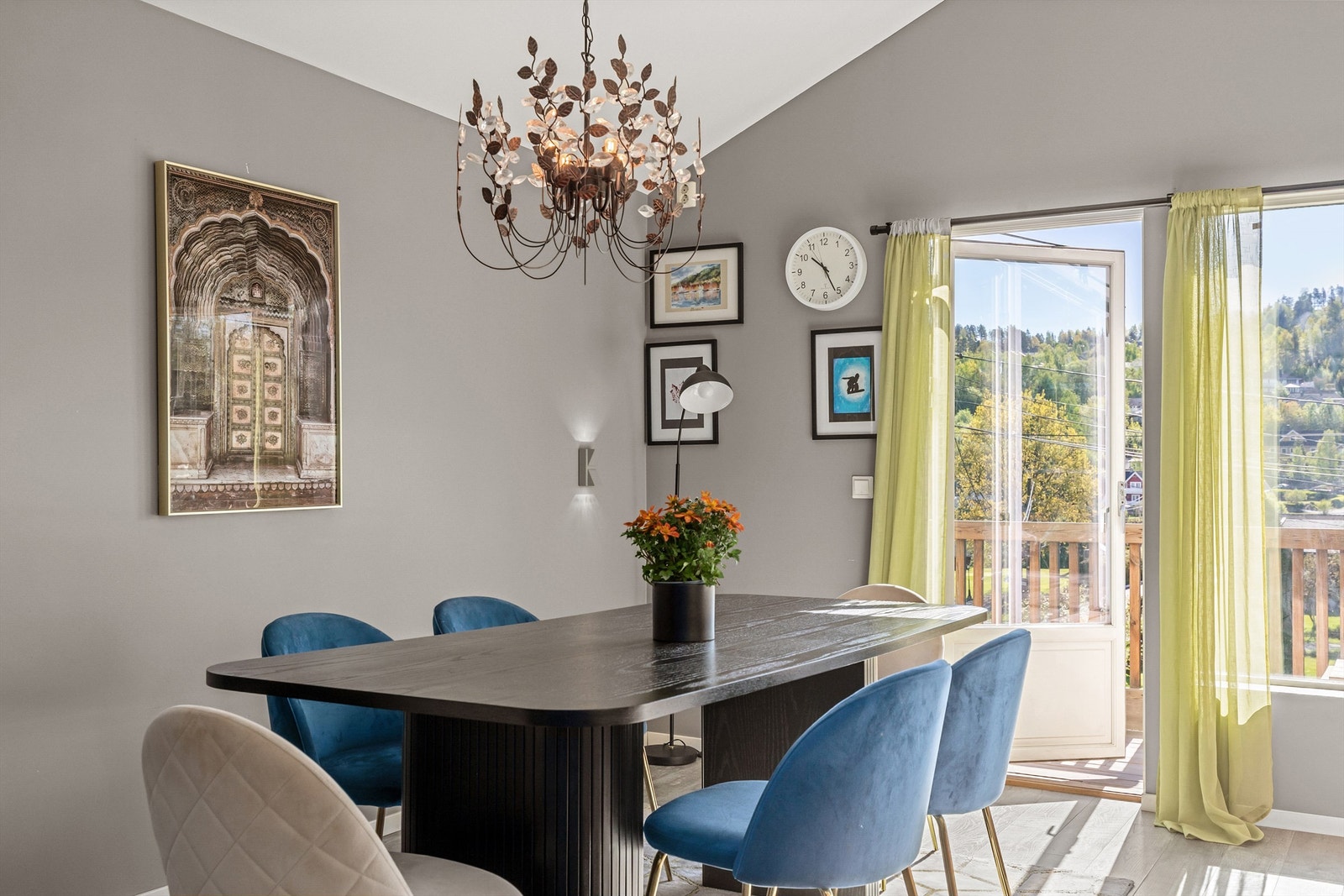 Fra spisestuen er det direkte utgang til en veranda på 9 m². Galleribilde