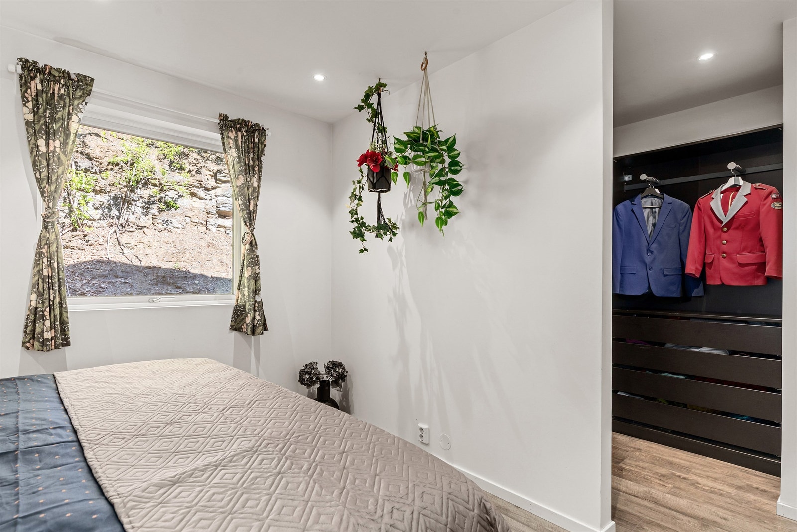 Fra hovedsoverommet er det inngang til et walkin-closet. Galleribilde