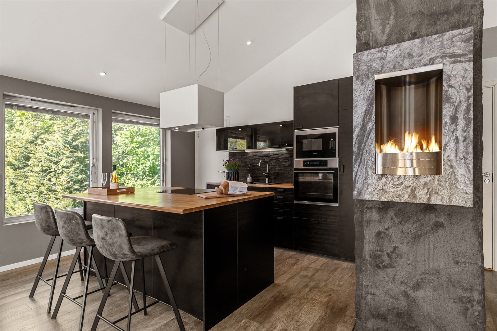Flott kjøkken med god plass til både matlaging og sosialisering med venner og familie.
Foto: Stener Widnes Galleribilde