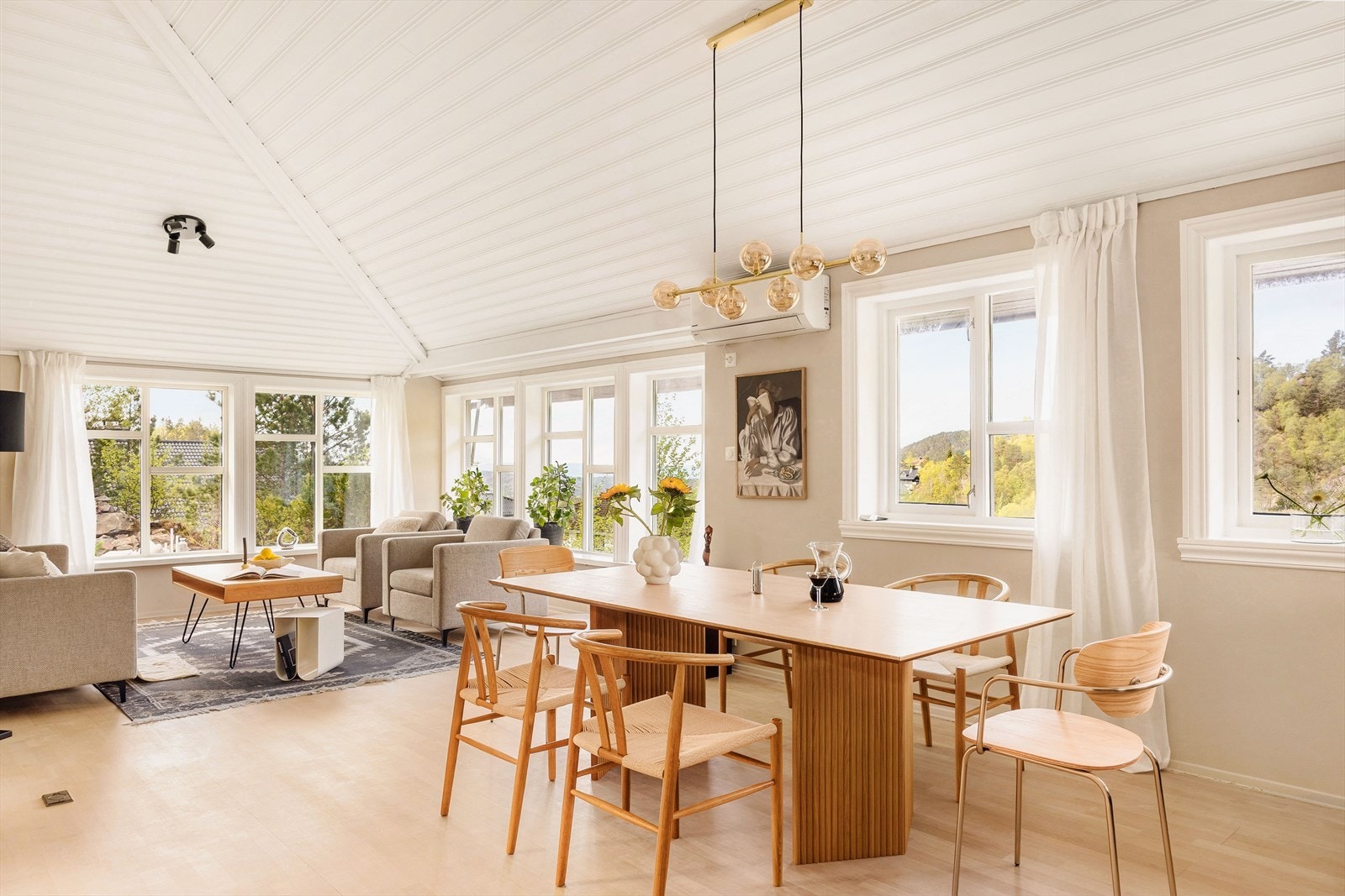 Den romslige spiseplassen ligger flott til ved de store vindusflatene, hvor både utsikt og naturlig lys blir en del av opplevelsen. Galleribilde