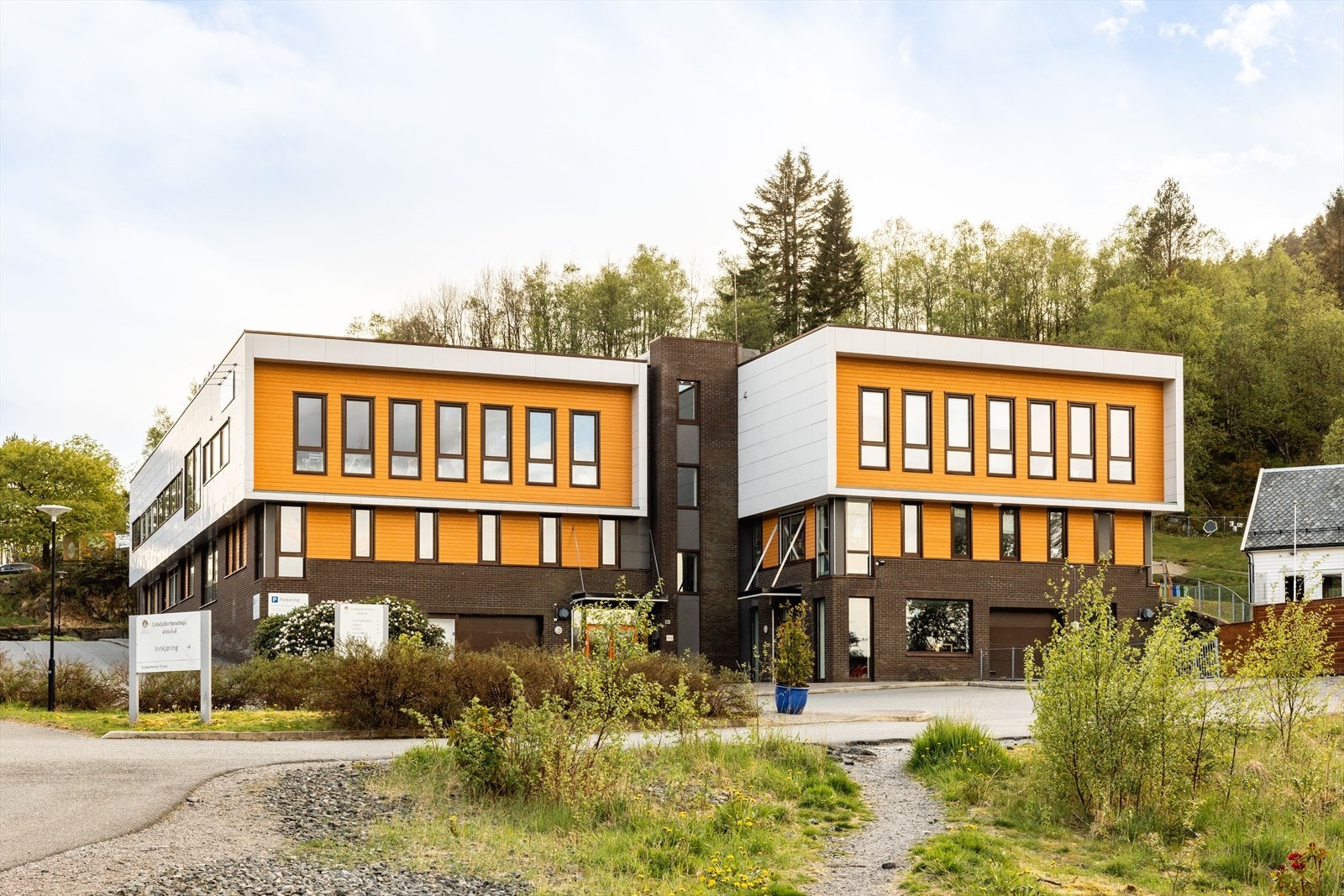 Litlafjellet barnehage som startet opp i 2009. Det er en barnehage med 8 avdelinger og plass til 172 barn. Barnehagen har gode fasiliteter, den er moderne og lyst innredet og har en flerbrukshall på ca. 350 m2. Galleribilde
