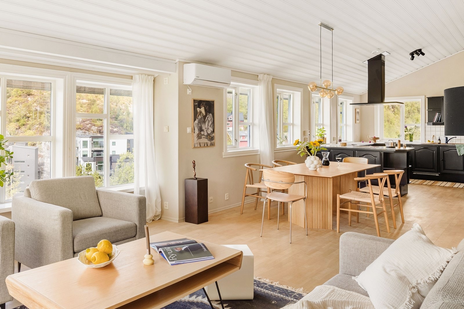 Boligen er utstyrt med to luft-til-luft varmepumper fra Panasonic installert i 2019, noe som gir energieffektiv oppvarming og god komfort året rundt. Galleribilde