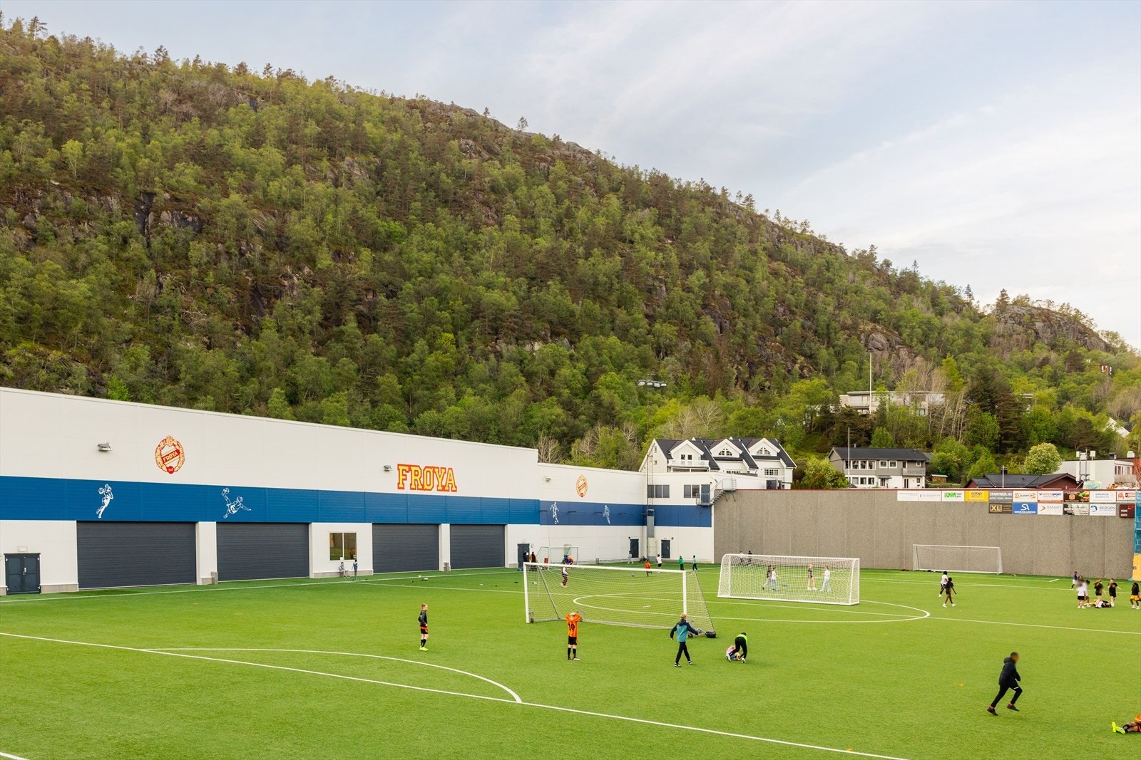 Fra boligen er det kort vei til Frøya idrettspark med fotballbaner, idrettshall og gode aktivitetstilbud for barn og unge. Galleribilde