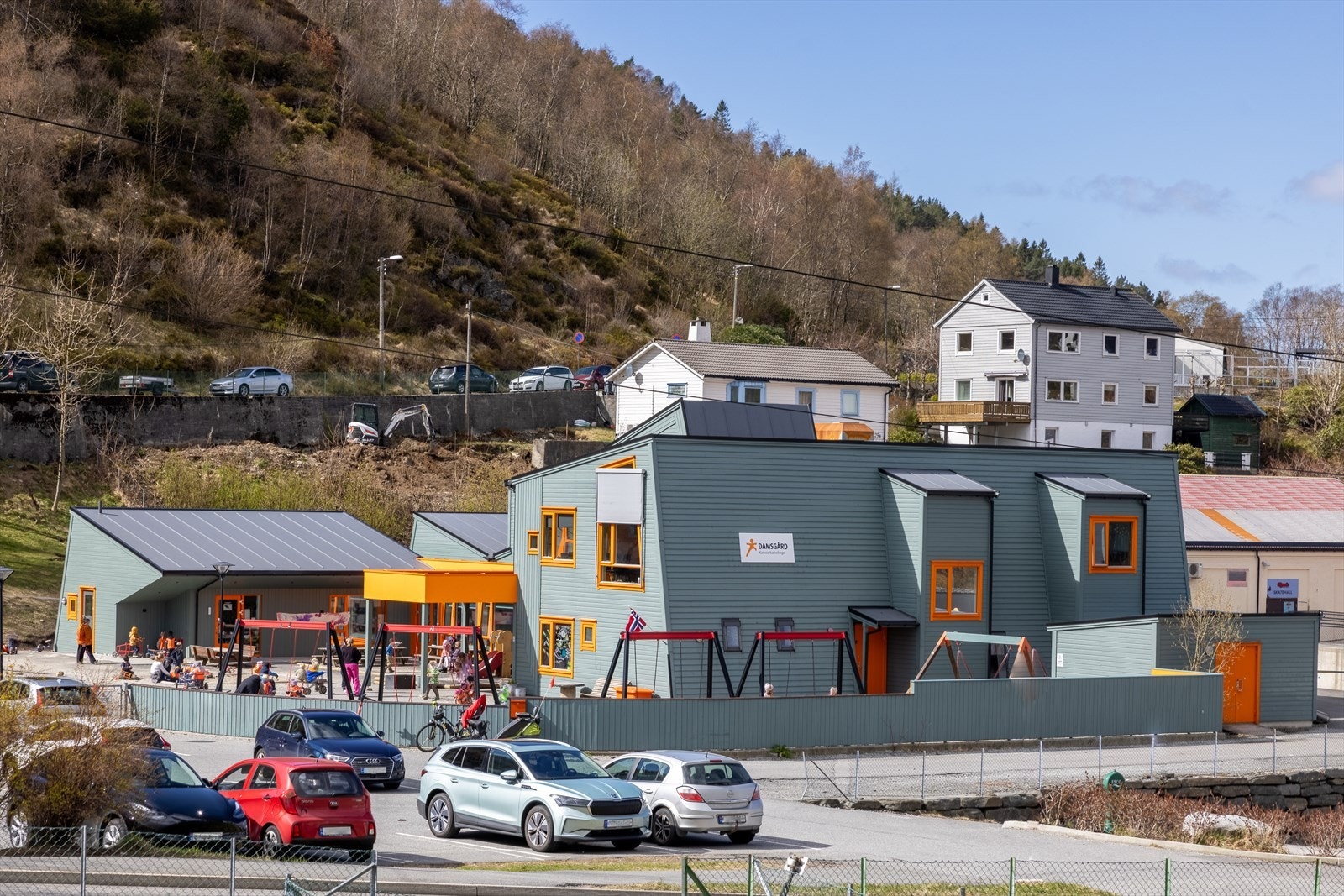 I tillegg til Litlafjellet barnehage finnes også Damsgård barnehage i nærområdet, noe som gir barnefamilier flere gode valgmuligheter i området. Galleribilde