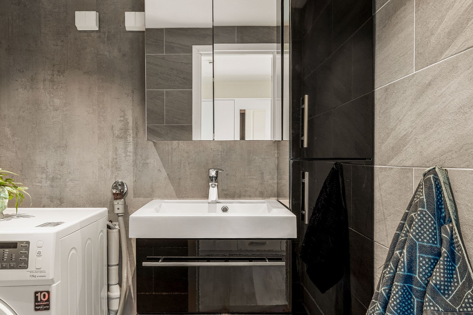 Badet ble oppgradert i 2021 og har også plass og opplegg for vaskemaskin. Galleribilde