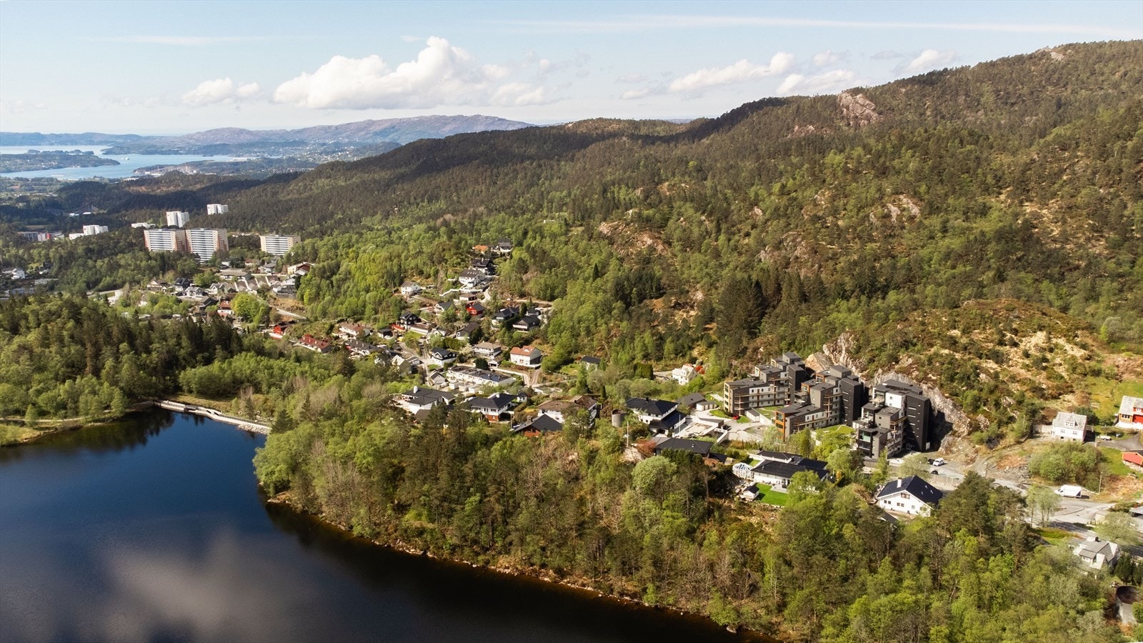 Boligen har gode kollektivforbindelser med busstopp i kort gangavstand og hyppige avganger mot både Bergen sentrum og Fyllingsdalen. Galleribilde