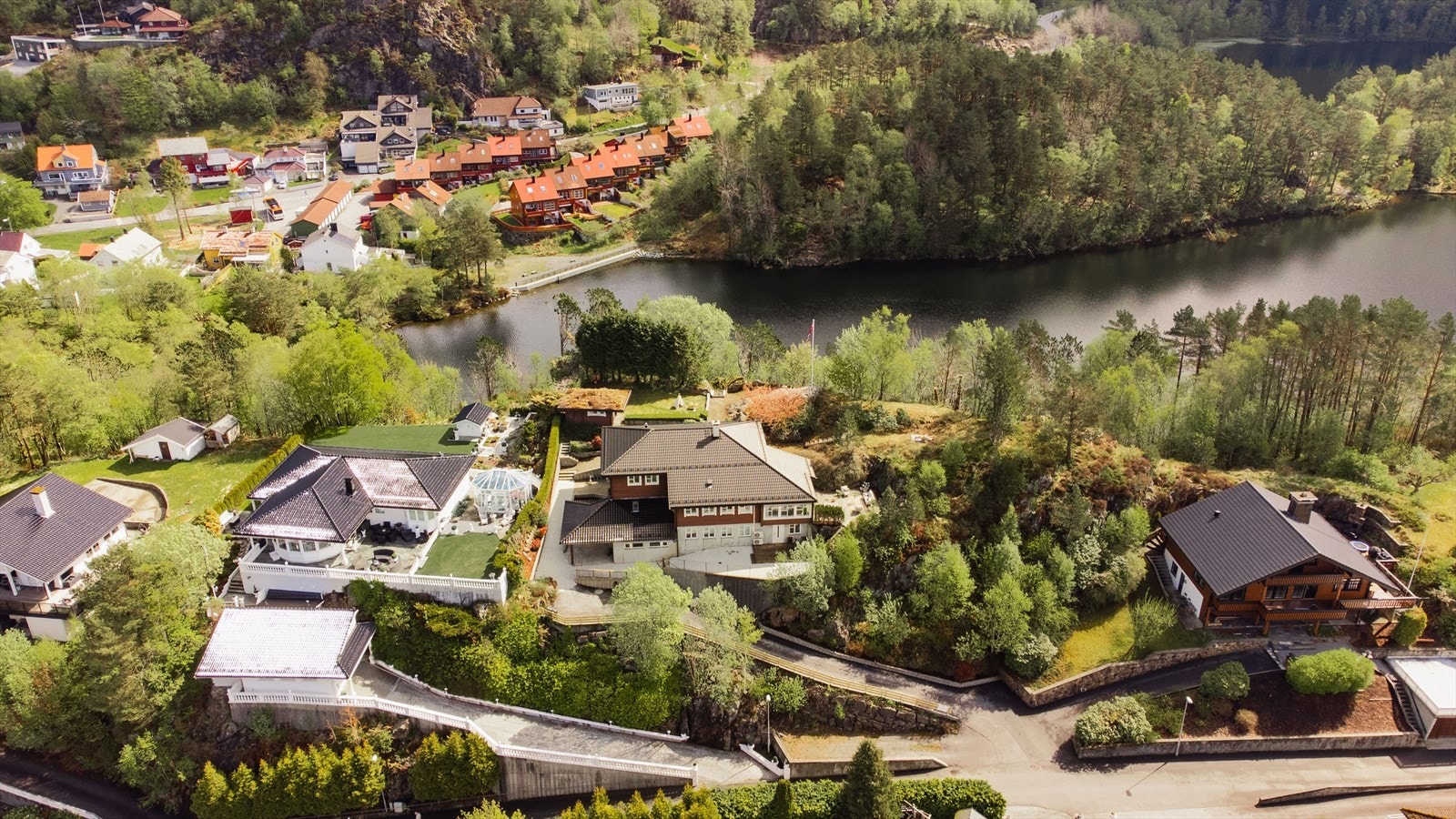 Fra boligen er det kort vei til vannkanten ved populære Storavatnet og Krohnegården. Galleribilde