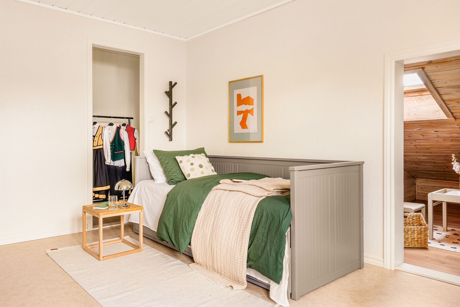 For barnefamilier ligger forholdene godt til rette med nærhet til både barnehager, barneskole og ungdomsskole i området. Galleribilde