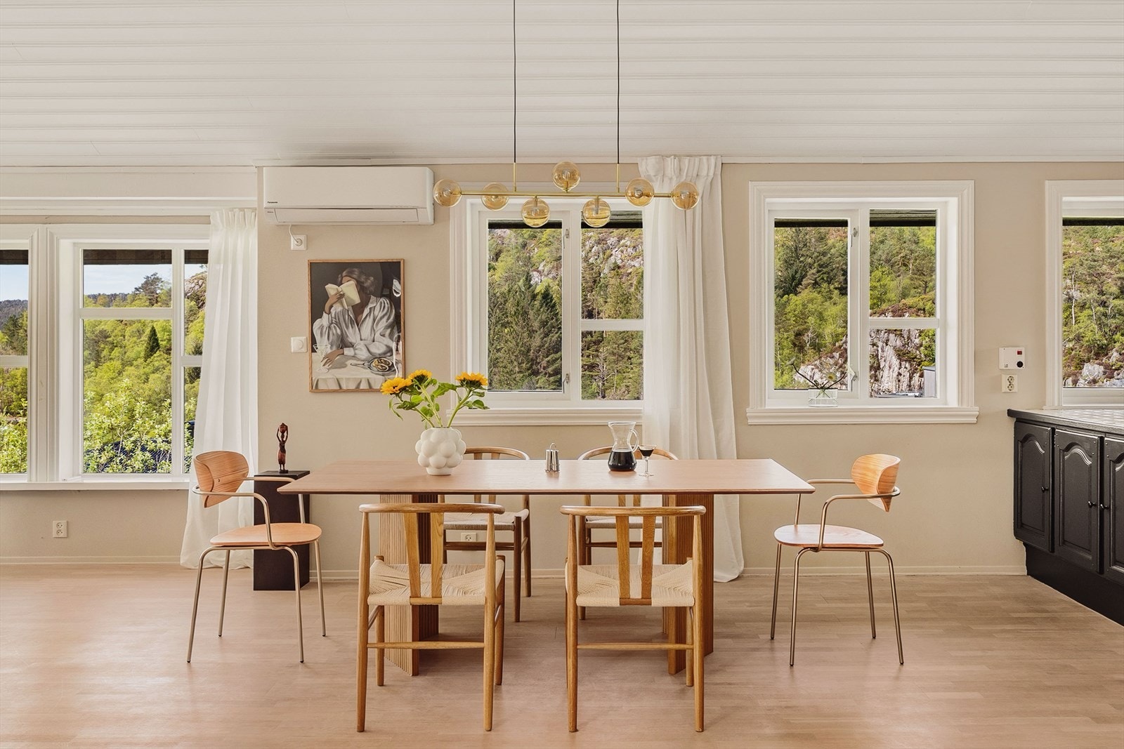 Spisestuen er en fleksibel og innbydende sone som passer like godt til barnebursdager og hverdagsmiddager som til juleselskap, lange middager og hyggelige sammenkomster. Galleribilde