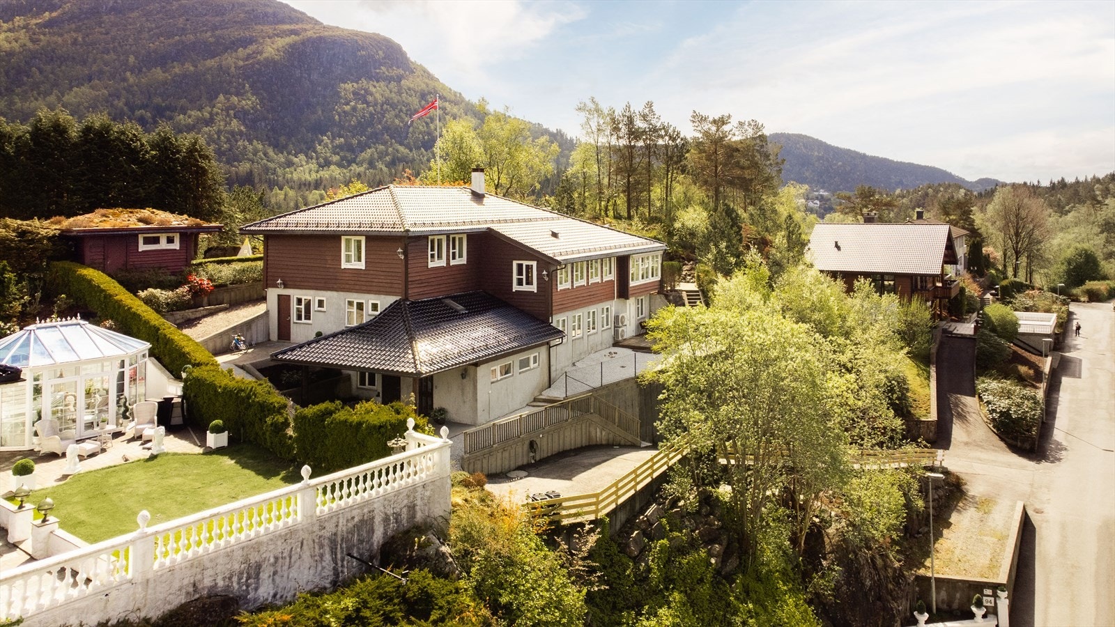 Eiendommen ligger høyt og vestvendt på en stor tomt på 1 360 m² med gode solforhold, usjenerte uteområder og utsikt mot både Storavatnet og omkringliggende fjellandskap. Galleribilde