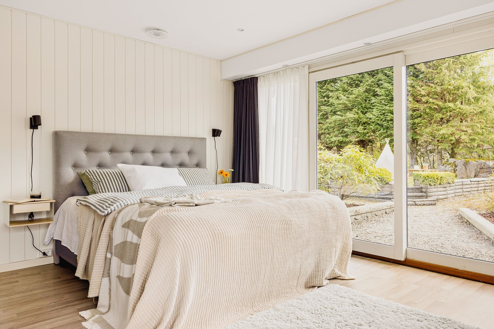 Foreldrerommet måles til18,6 m² fremstår som en rolig og privat retreat med god plass til både dobbeltseng, garderobeløsninger og tilhørende møblering. Galleribilde