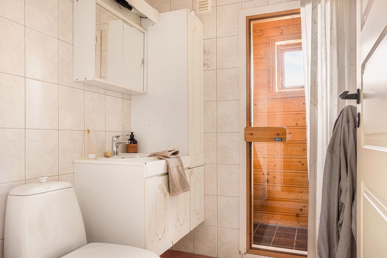 Boligen har badstu i tilknytning til badet, noe som gir spennende muligheter for å etablere en lun velværeavdeling i hjemmet. Det er per i dag ikke installert badstuovn. Galleribilde