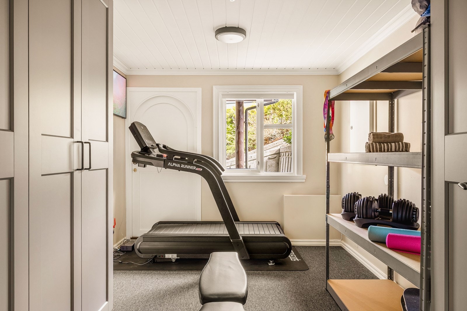 Treningsrom ved inngangspartiet gir deg mulighet til å etablere egen hjemmegym med enkel tilgang via både hall og egen ytterdør. Galleribilde