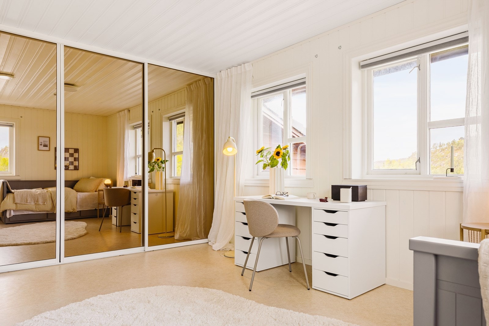 Boligen byr på svært gode oppbevaringsmuligheter med flere innvendige boder, romslige garderobeløsninger og frittstående uthus på ca. 13 m². Galleribilde