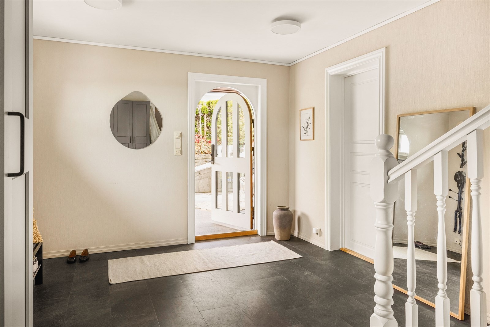 Den romslige entréen på 18,2 m² gir svært gode garderobemuligheter og god plass til å ta imot gjester på en elegant måte. Galleribilde