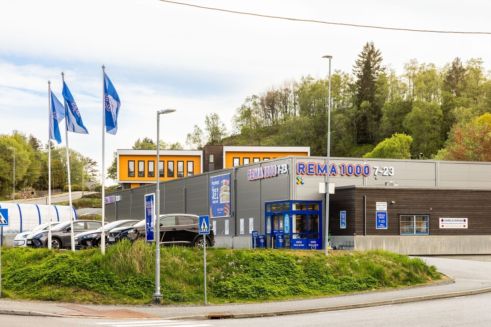 Fra boligen er det kort vei til Rema 1000, noe som gjør hverdagsinnkjøpene enkle og lett tilgjengelige. Galleribilde