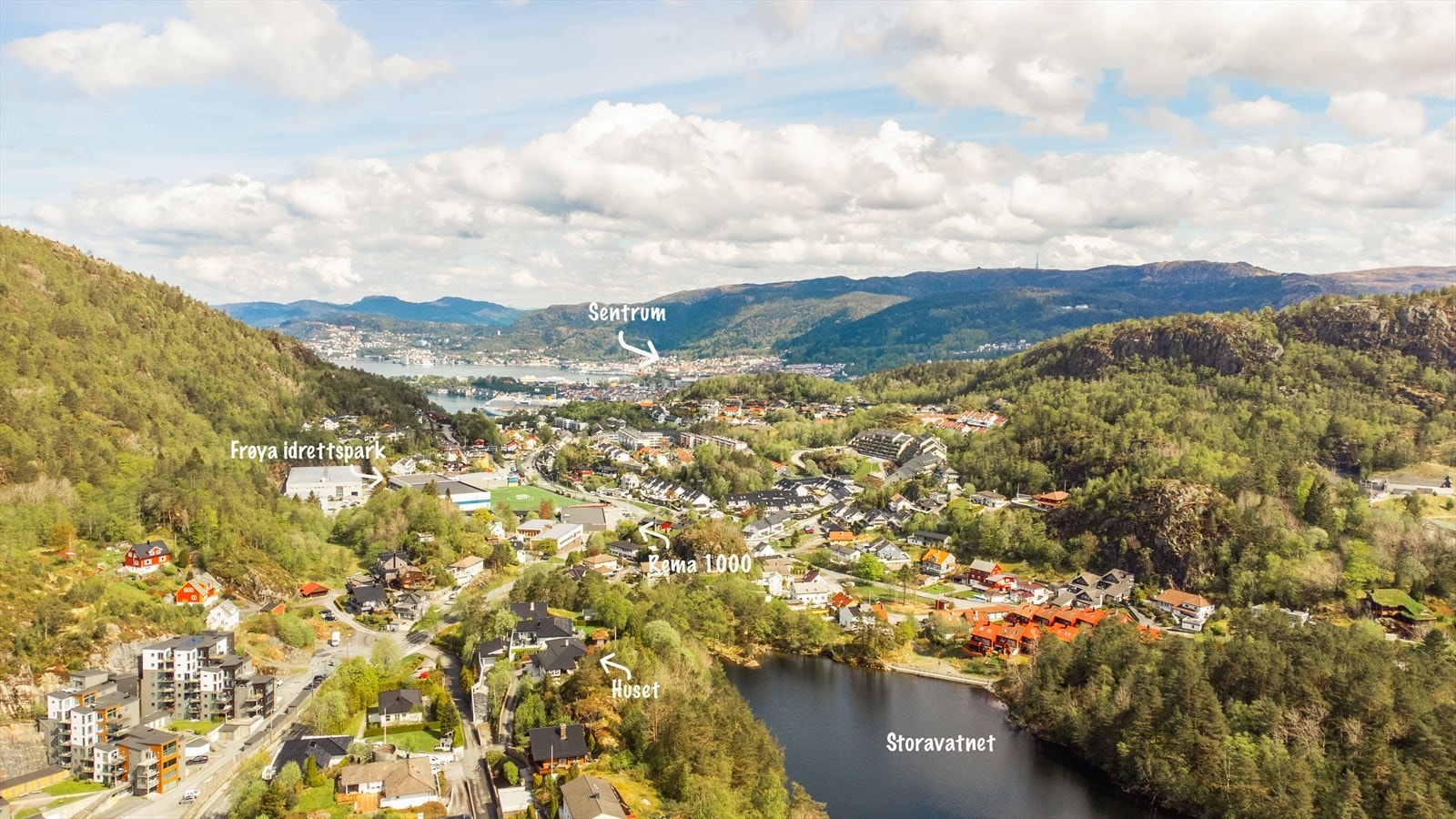 Her bor du i et rolig og etablert eneboligområde med kort vei til Bergen sentrum, Oasen, skoler, barnehager og flotte tur,-og reklreasjonsområder. Galleribilde
