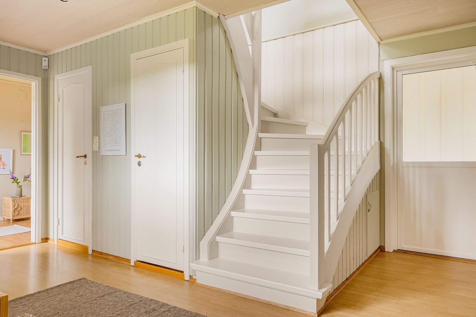 Den nymalte trappen bidrar til et lyst og velholdt uttrykk, og gir boligen et moderne og innbydende førsteinntrykk allerede fra entréen. Galleribilde