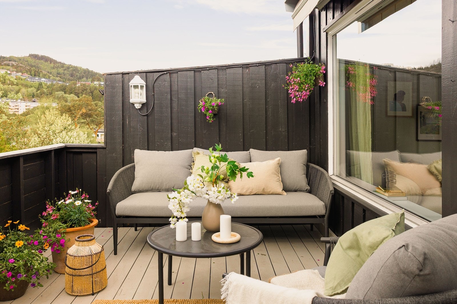Fra stuen er det direkte utgang til terrasse på ca. 15,4 m², perfekt for morgenkaffe og rolige sommerkvelder. Galleribilde