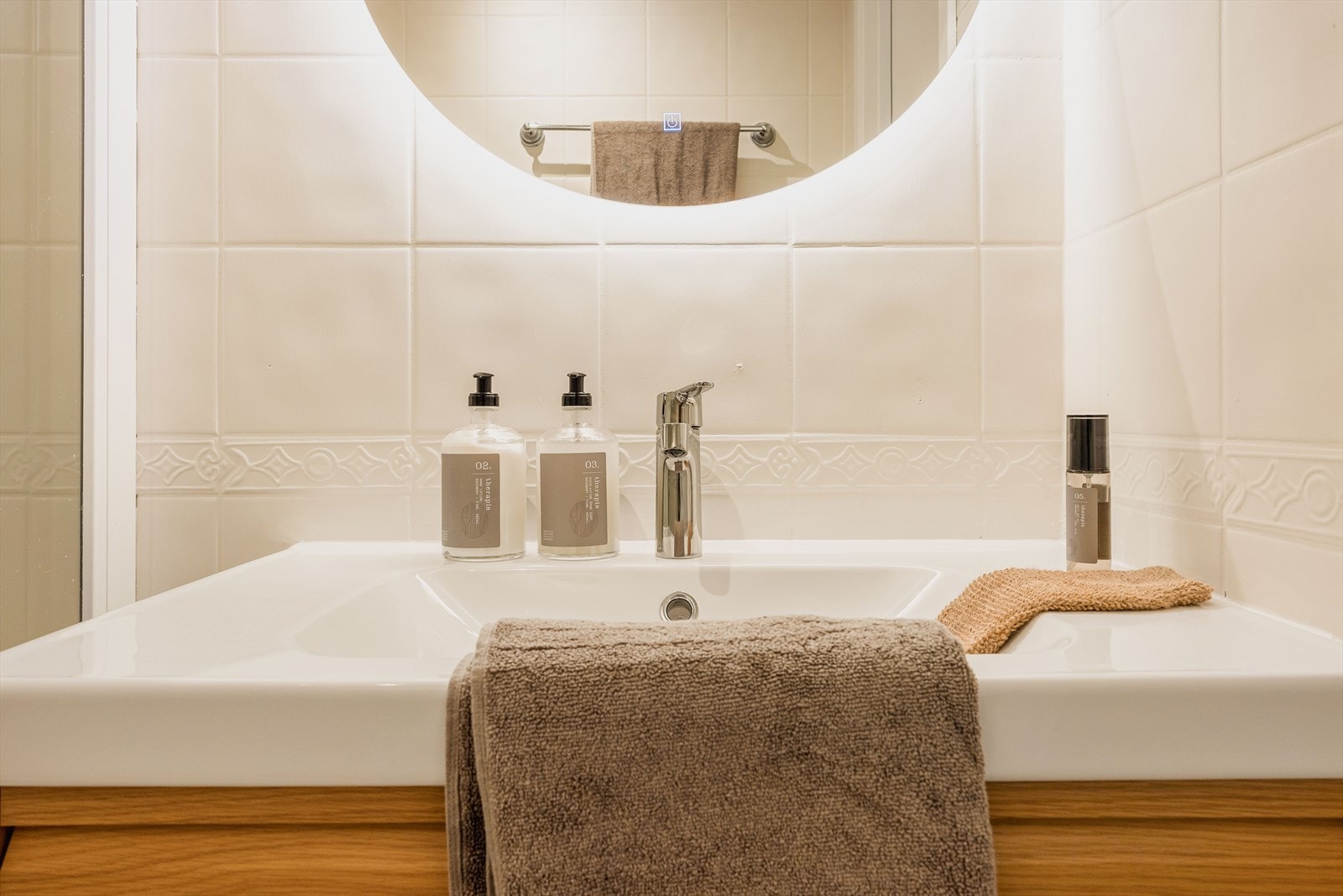 Badet er oppgradert med nytt baderomsmøblement som gir rommet et fresht og moderne uttrykk. Servantskapet bidrar både til praktisk oppbevaring og en mer helhetlig stil på badet. Galleribilde