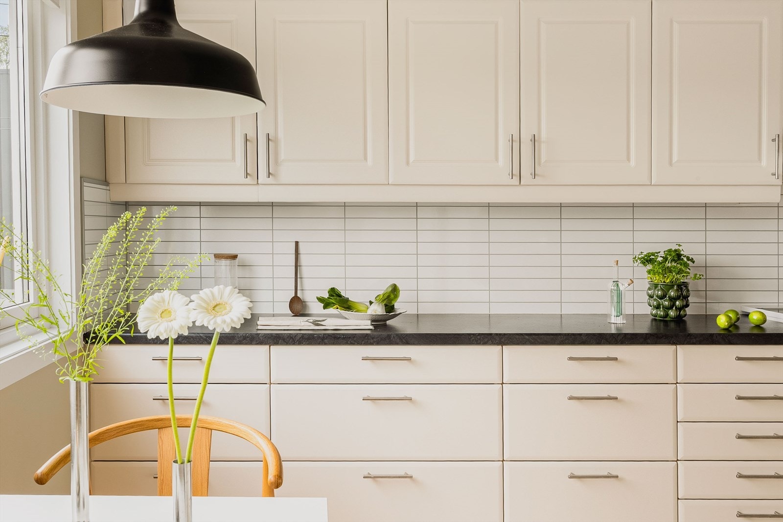 Kjøkkenet har god skapplass, laminat benkeplate, kitchenboard og opplegg for oppvaskmaskin. Galleribilde