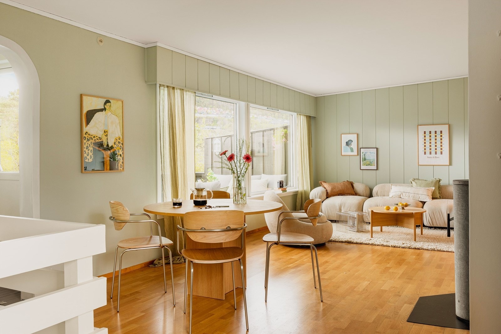 Den romslige stuen på 34,8 m² gir god plass til både sofakrok, spisegruppe og hyggelige sammenkomster. Galleribilde