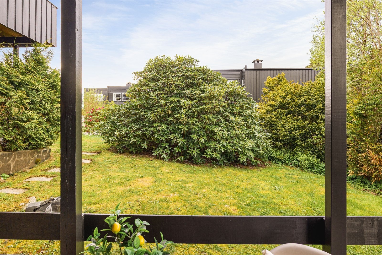Som enderekkehus får boligen en ekstra skjermet og luftig uteplass, perfekt for både barnefamilier og deg som ønsker en fredelig atmosfære rundt hjemmet. Galleribilde