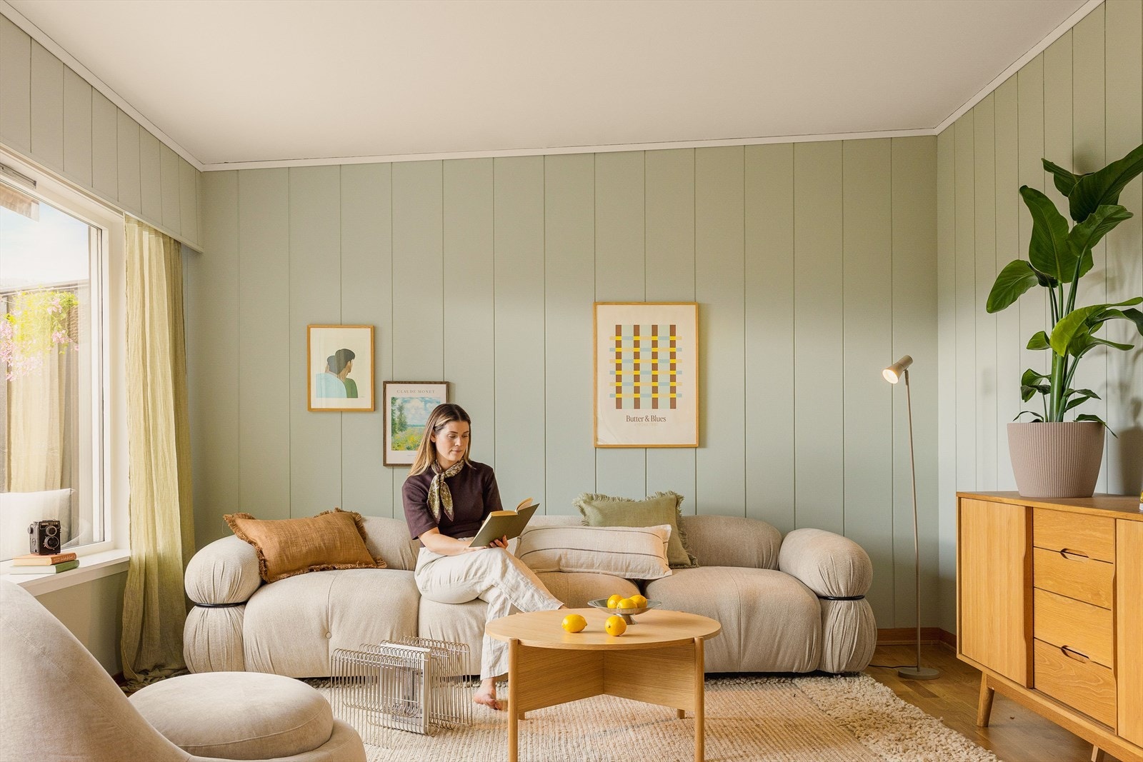 Store vindusflater slipper inn rikelig med naturlig lys og skaper en lys og trivelig atmosfære. Galleribilde