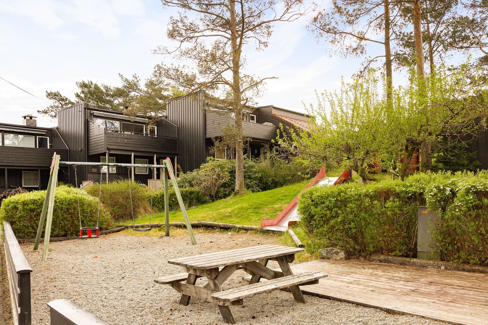 Trygge gangveier, rolige internveier og nærhet til lekeplasser og grøntområder gjør dette til et attraktivt område for familier i alle aldre. Galleribilde