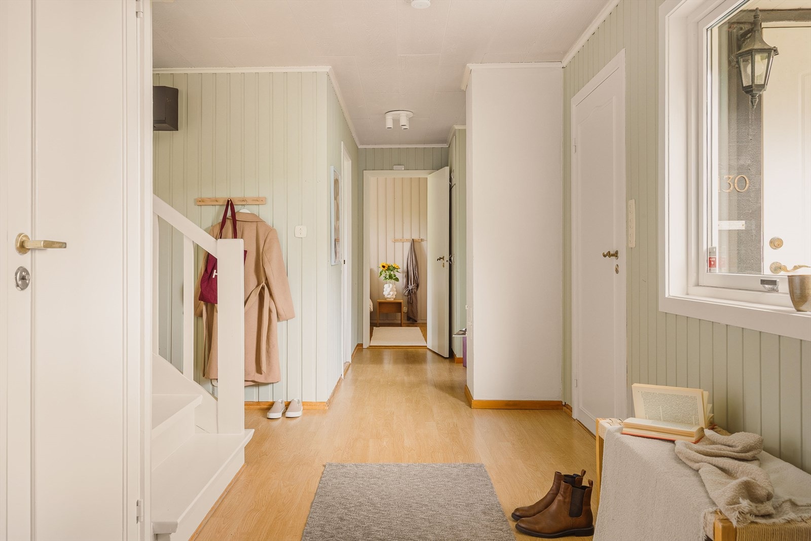 Praktisk entré med plass til yttertøy og sko gir en funksjonell start på boligen. Galleribilde