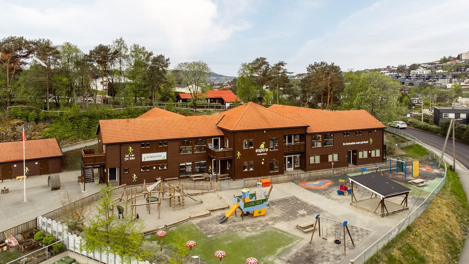 Barnefamilier vil sette pris på den sentrale og familievennlige beliggenheten med kort vei til både barnehager og skoler i nærområdet. Området sogner til Ulsetskogen skole, og det finnes flere barnehager i nærheten. Galleribilde