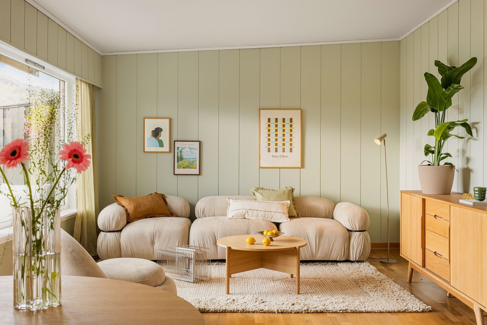 Store deler av boligen er nymalt innvendig, noe som gir et lyst, friskt og innbydende førsteinntrykk. Her får du et hjem med god atmosfære og fine muligheter til å sette ditt eget preg videre. Galleribilde