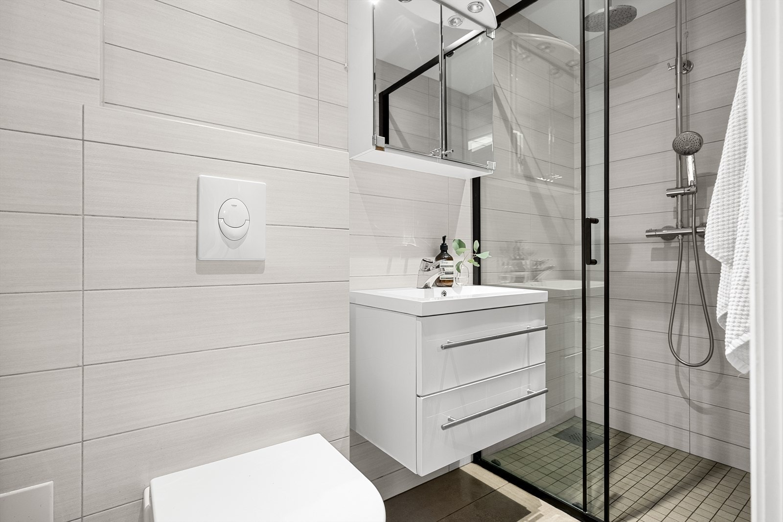 Badet i 1.etg ble modernisert i 2016 og har fliser på gulv og vegger Galleribilde